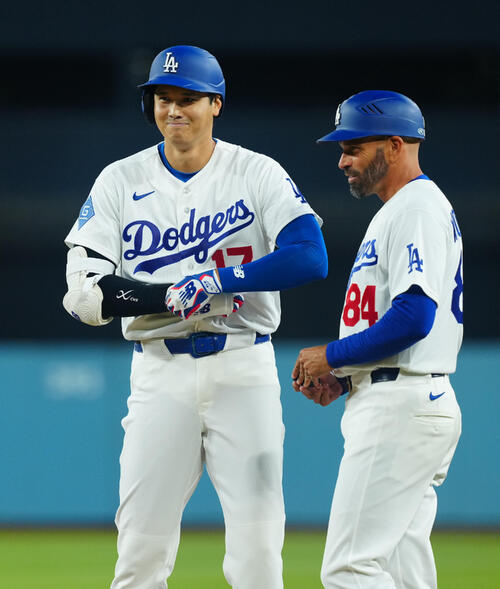 ドジャース対ガーディアンズ　1回裏ドジャース無死、左前へのポテンヒットで出塁し笑みを浮かべる大谷（左）（撮影・垰建太）