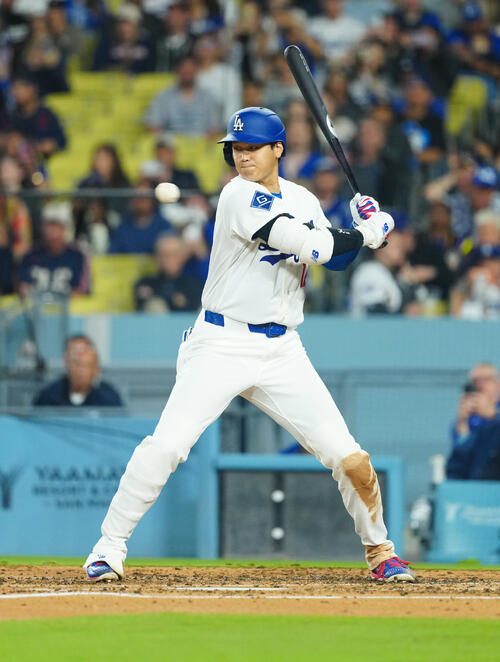 ドジャース対ガーディアンズ　3回裏ドジャース無死一、二塁、頭部付近への投球をすれすれで避ける大谷（撮影・垰建太）