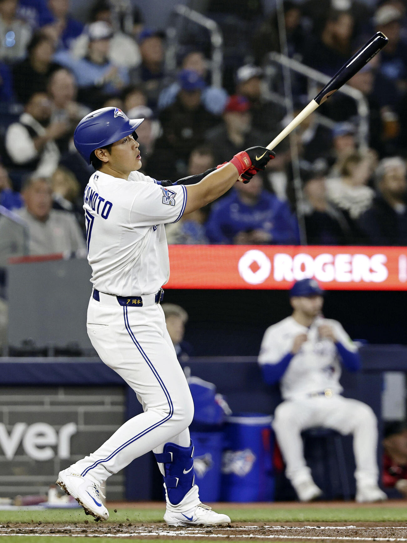 アスレチックス戦の4回、メジャー初本塁打を放つブルージェイズ岡本（共同）