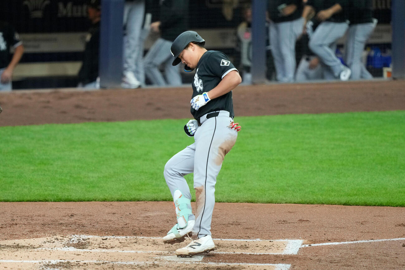 日本選手史上初のデビューから3試合連続本塁打を放ったホワイトソックス村上がホームイン（AP）