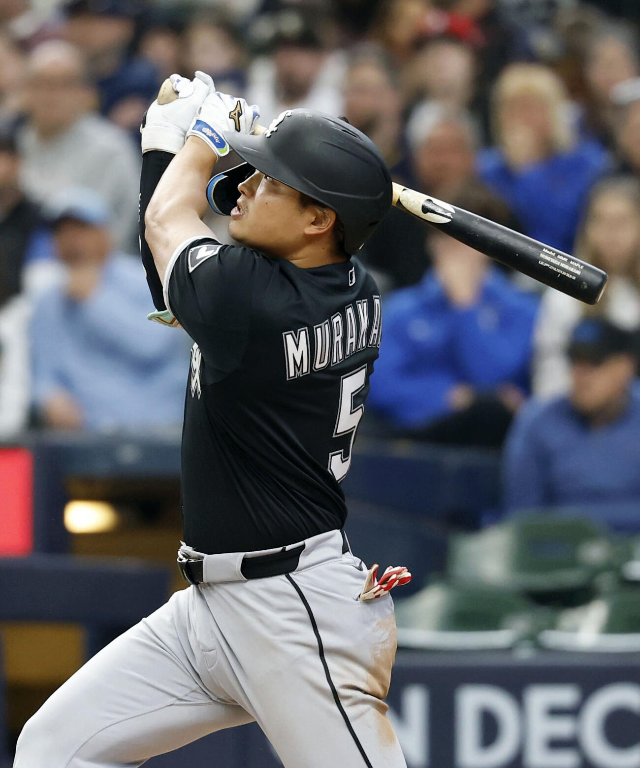 ブルワーズ戦の2回、3号ソロを放つホワイトソックス村上。日本勢初のメジャーデビューから3試合連続本塁打となった（共同）