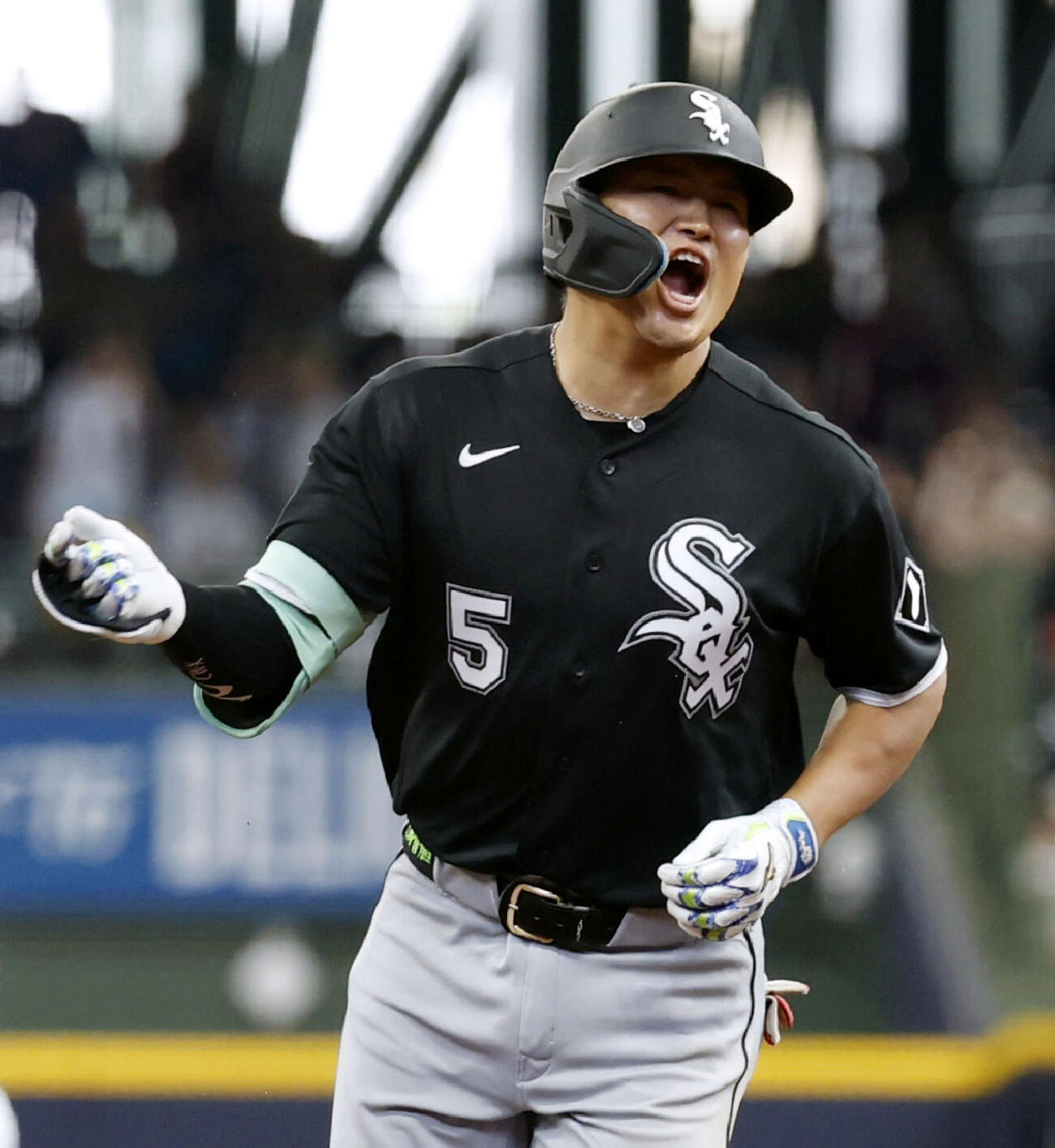 ブルワーズ戦の2回、3号ソロを放ったホワイトソックス村上。日本勢初のメジャーデビューから3試合連続本塁打となった（共同）