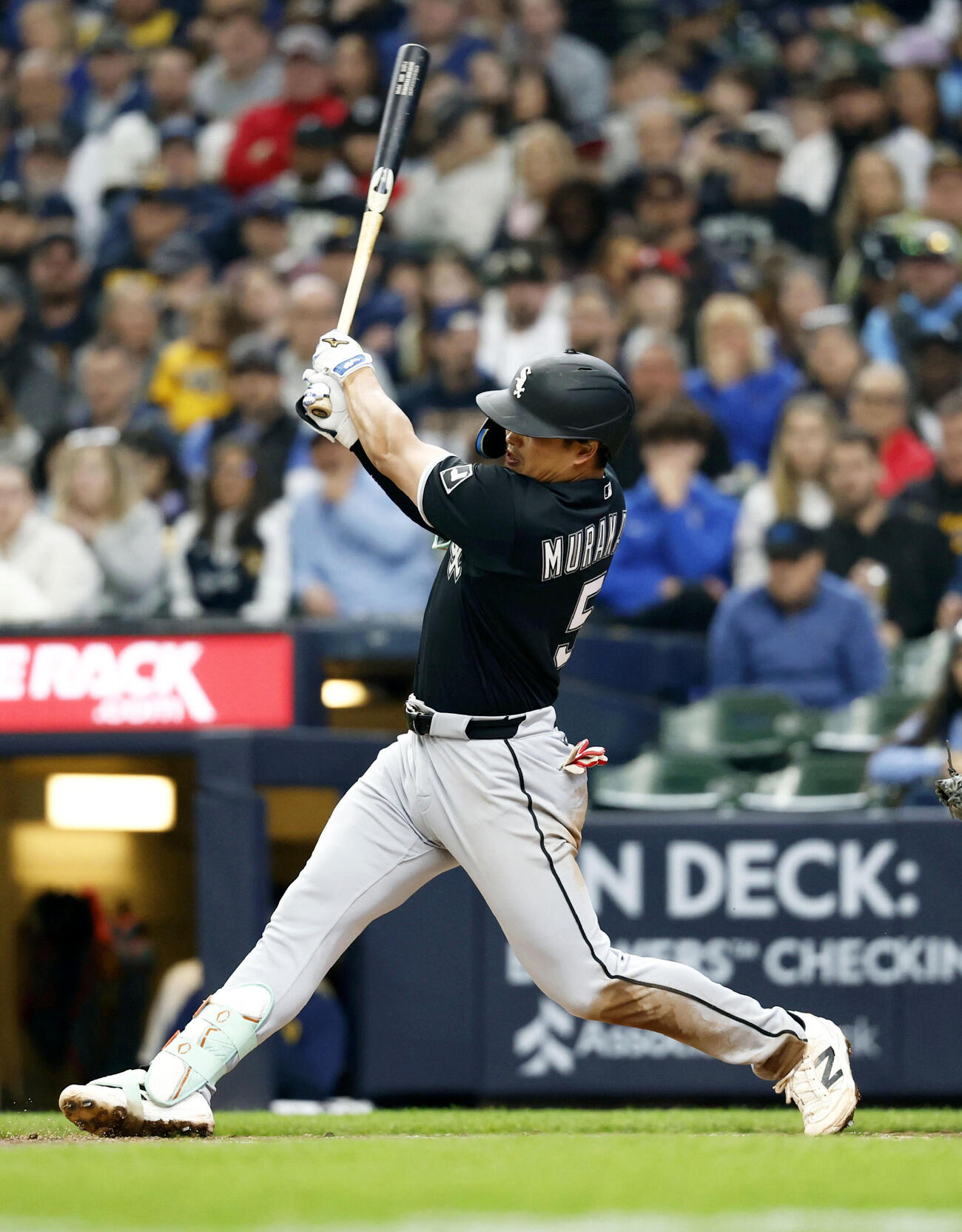 ブルワーズ戦の2回、3号ソロを放つホワイトソックス村上。日本勢初のメジャーデビューから3試合連続本塁打となった（共同）