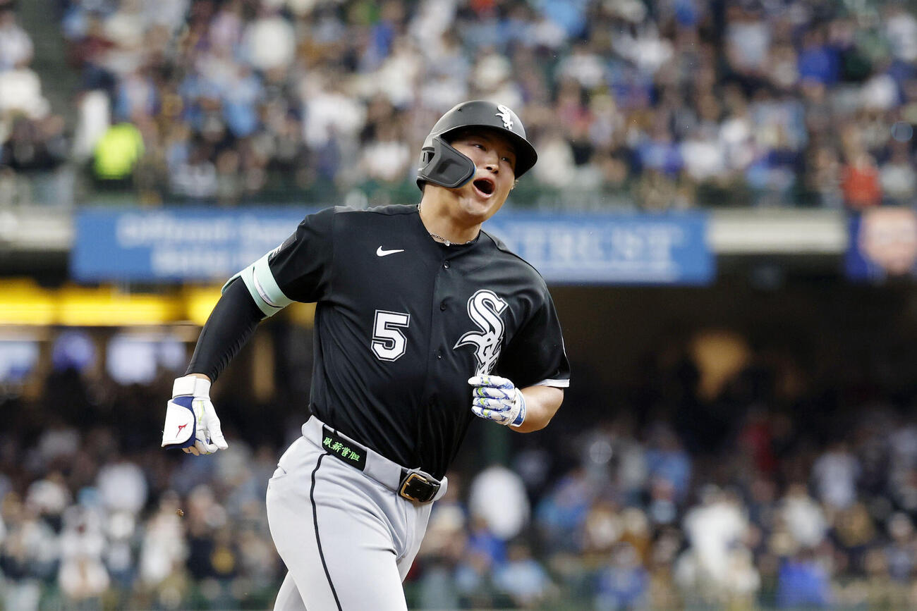 ブルワーズ戦の2回、3号ソロを放ったホワイトソックス村上。日本勢初のメジャーデビューから3試合連続本塁打となった（共同）