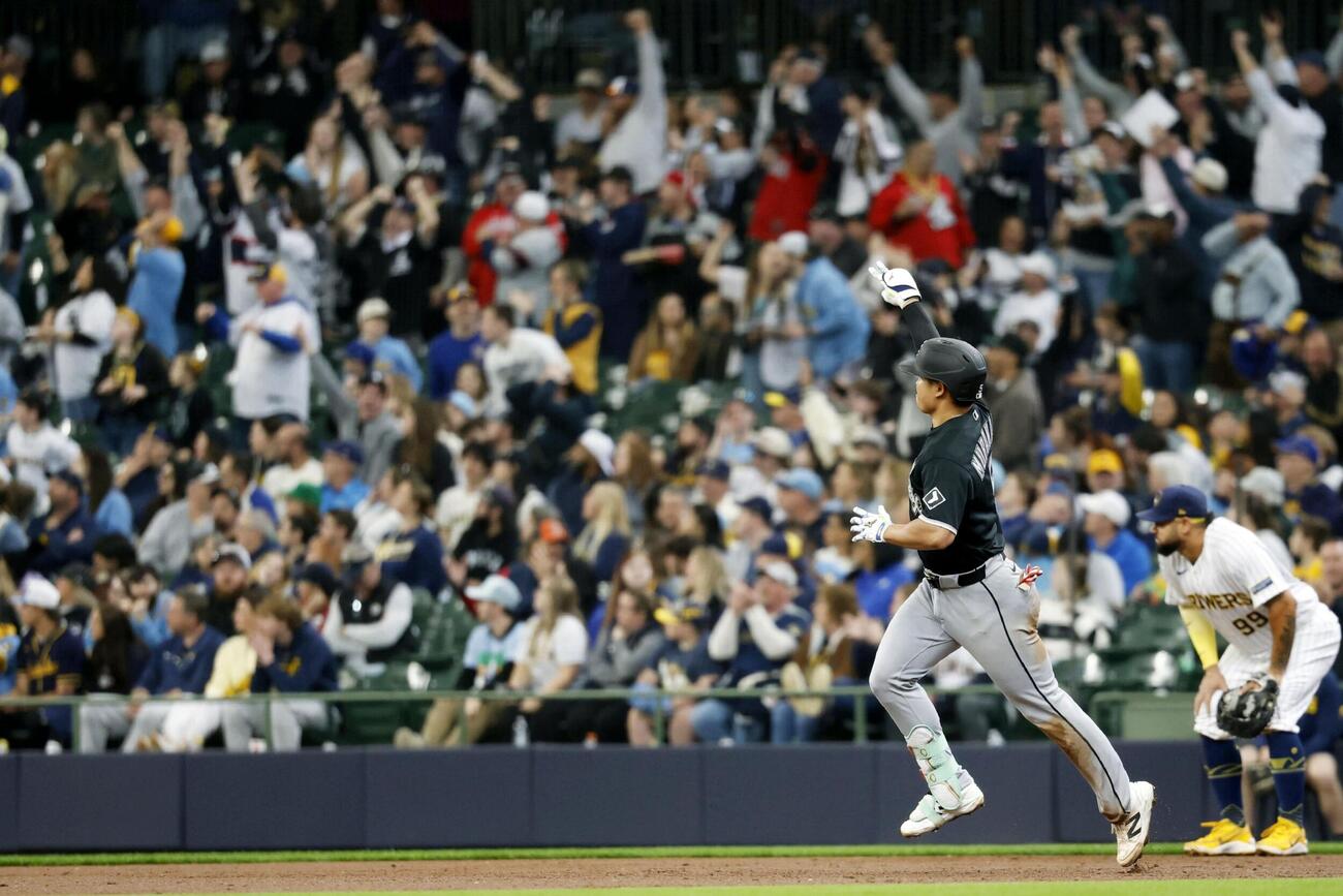 ブルワーズ戦の2回、3号ソロを放ったホワイトソックス村上。日本勢初のメジャーデビューから3試合連続本塁打となった（共同）
