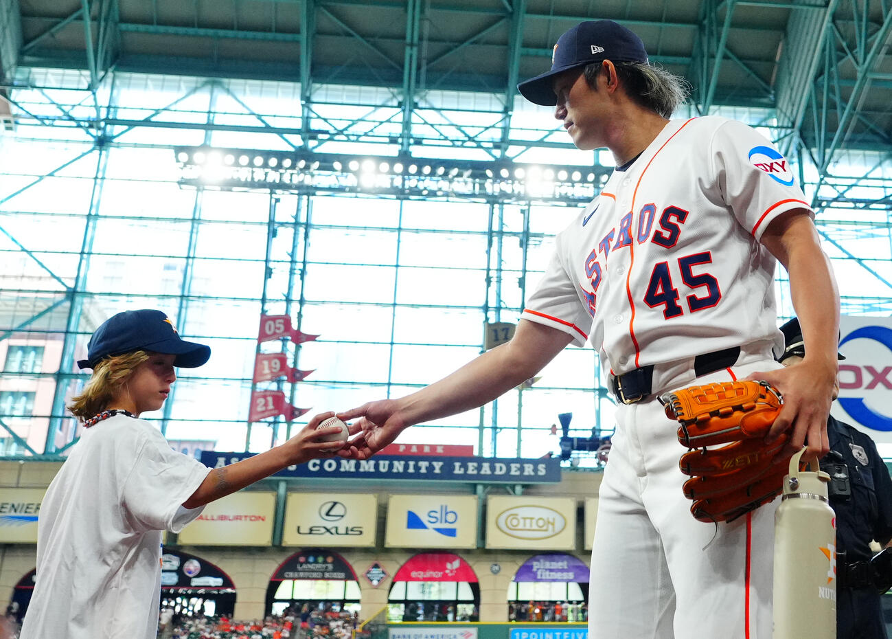 アストロズ対エンゼルス　試合に臨むアストロズ先発の今井は子どもにボールを手渡す（撮影・垰建太）