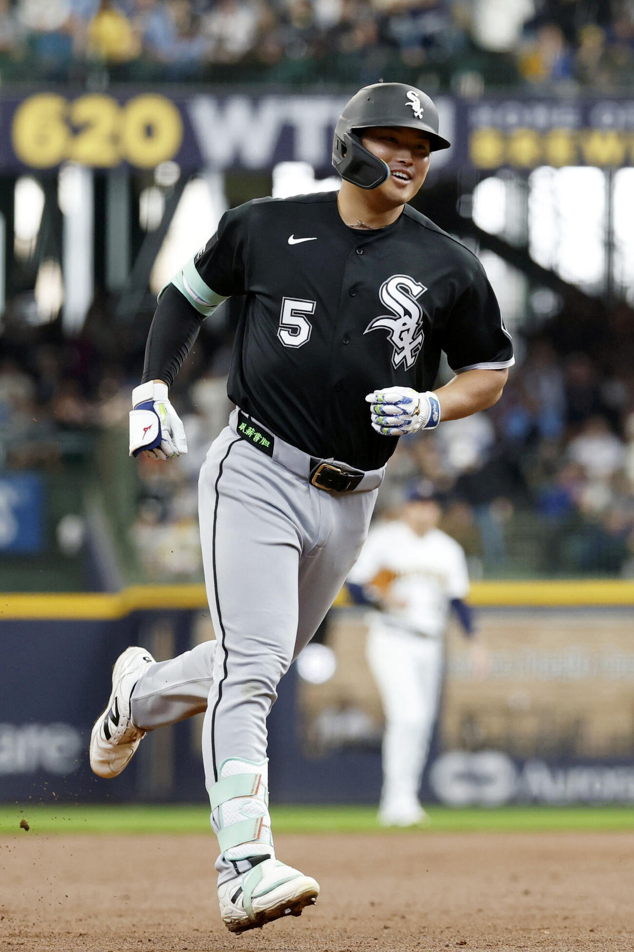 ブルワーズ戦の2回、3号ソロを放ったホワイトソックス村上。日本勢初のメジャーデビューから3試合連続本塁打となった（共同）