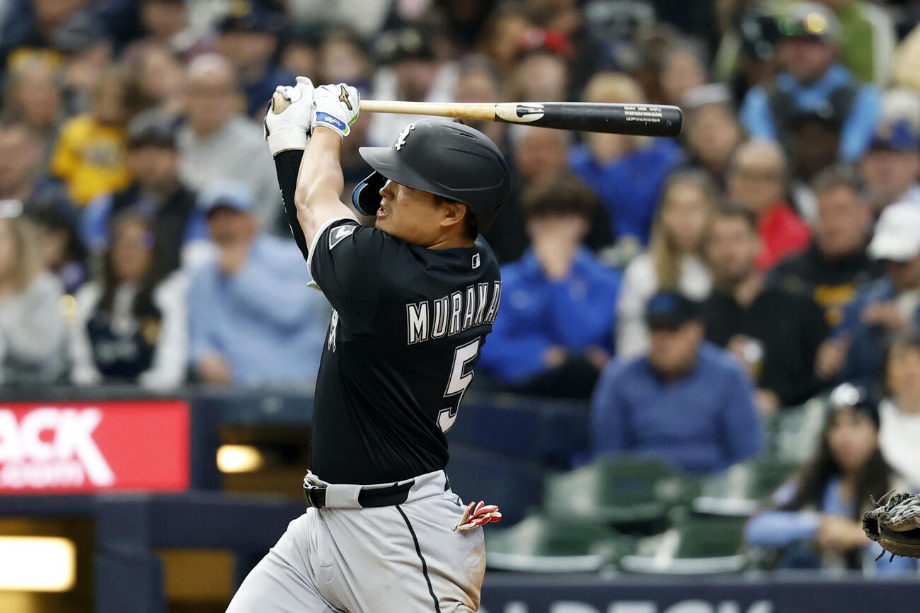 ブルワーズ戦の2回、3号ソロを放つホワイトソックス村上。日本勢初のメジャーデビューから3試合連続本塁打となった（共同）