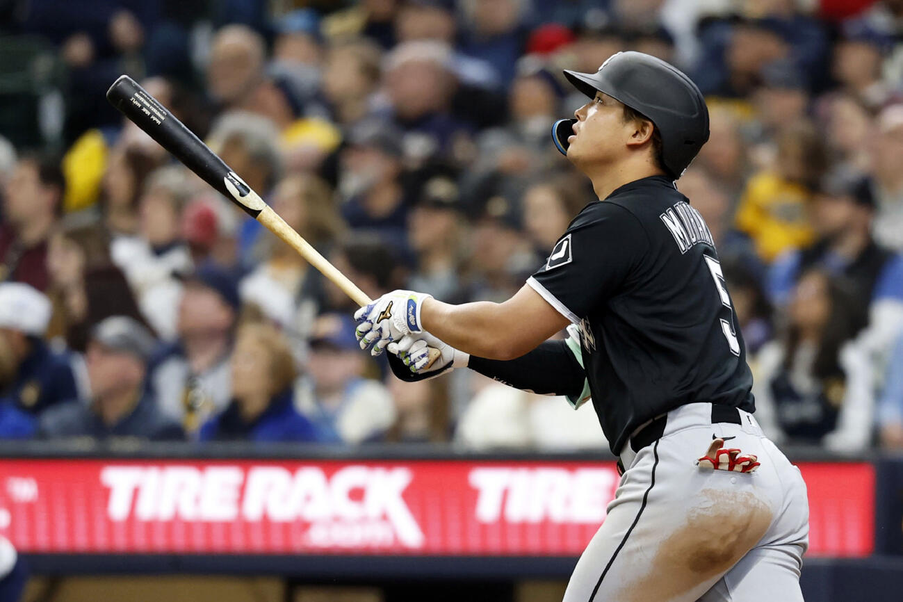 ブルワーズ戦の2回、3号ソロを放つホワイトソックス村上。日本勢初のメジャーデビューから3試合連続本塁打となった（共同）