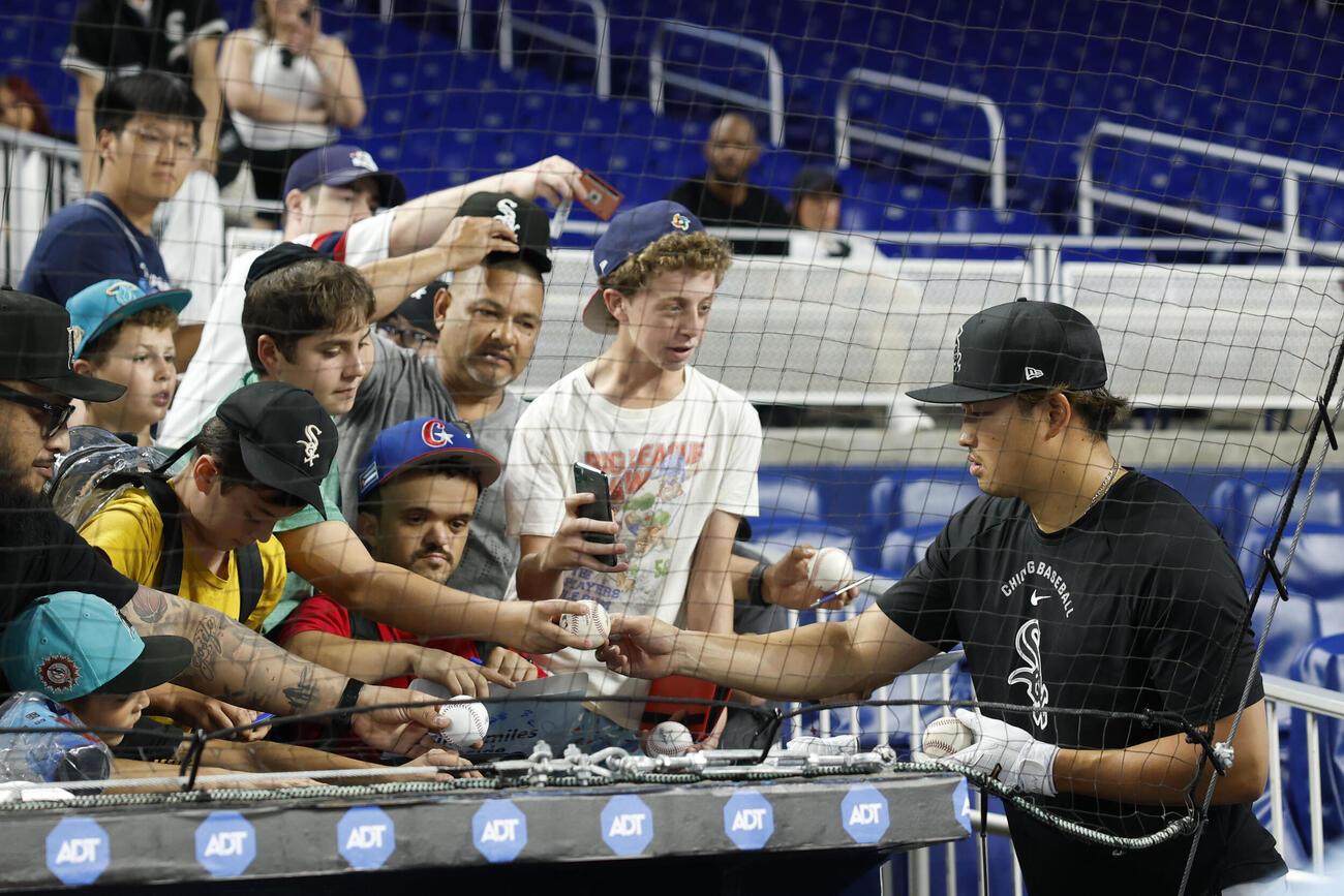 試合前、サインの求めに応じるホワイトソックス・村上＝マイアミ（共同）