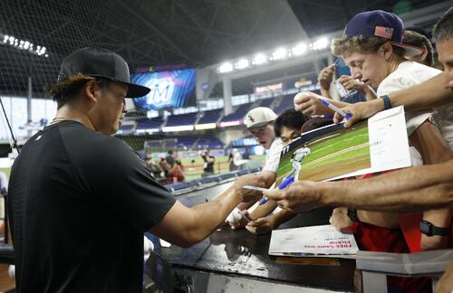 試合前、サインの求めに応じるホワイトソックス・村上=マイアミ(共同)