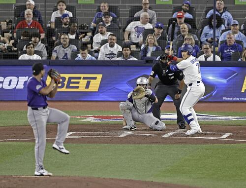 ロッキーズ戦で先発菅野(左)と対戦するブルージェイズ・岡本=トロント(共同)