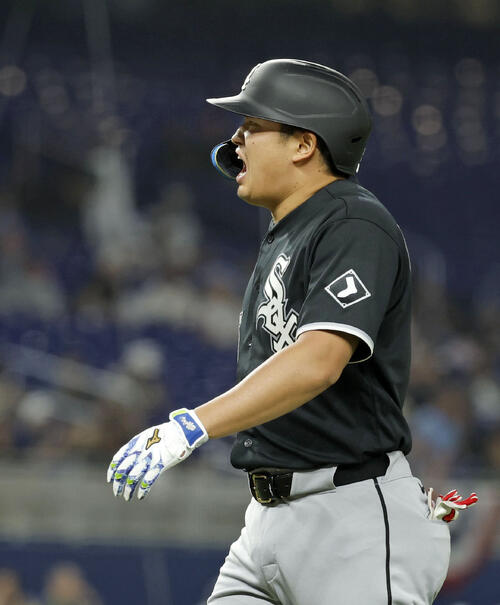 マーリンズ戦の6回、左飛に倒れたホワイトソックス・村上=マイアミ(共同)