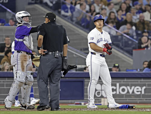 ロッキーズ戦の5回、四球を選んだブルージェイズ・岡本=トロント(共同)