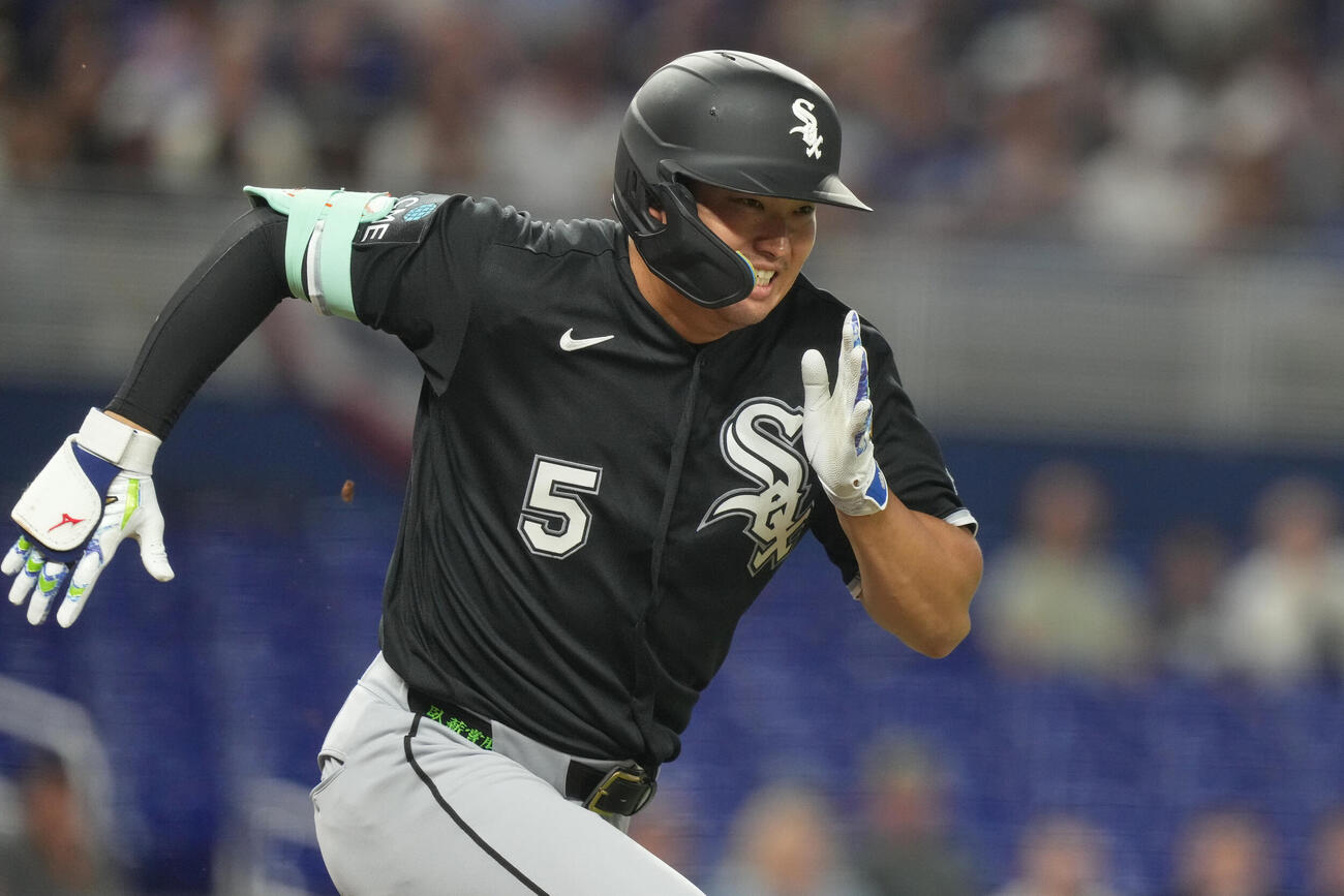 3回、内野安打を放ち一塁へ全力疾走する村上（AP）