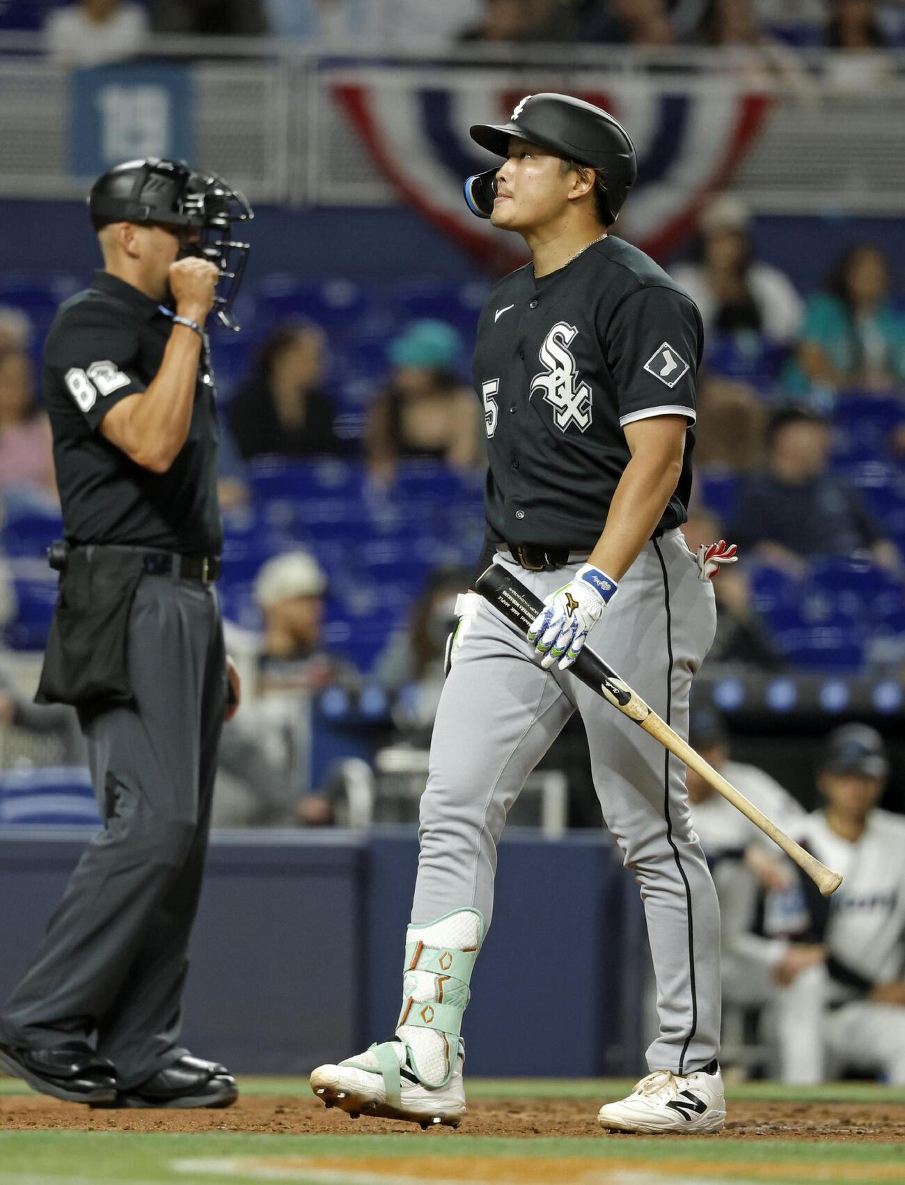 マーリンズ戦の4回、空振り三振に倒れたホワイトソックス・村上＝マイアミ（共同）