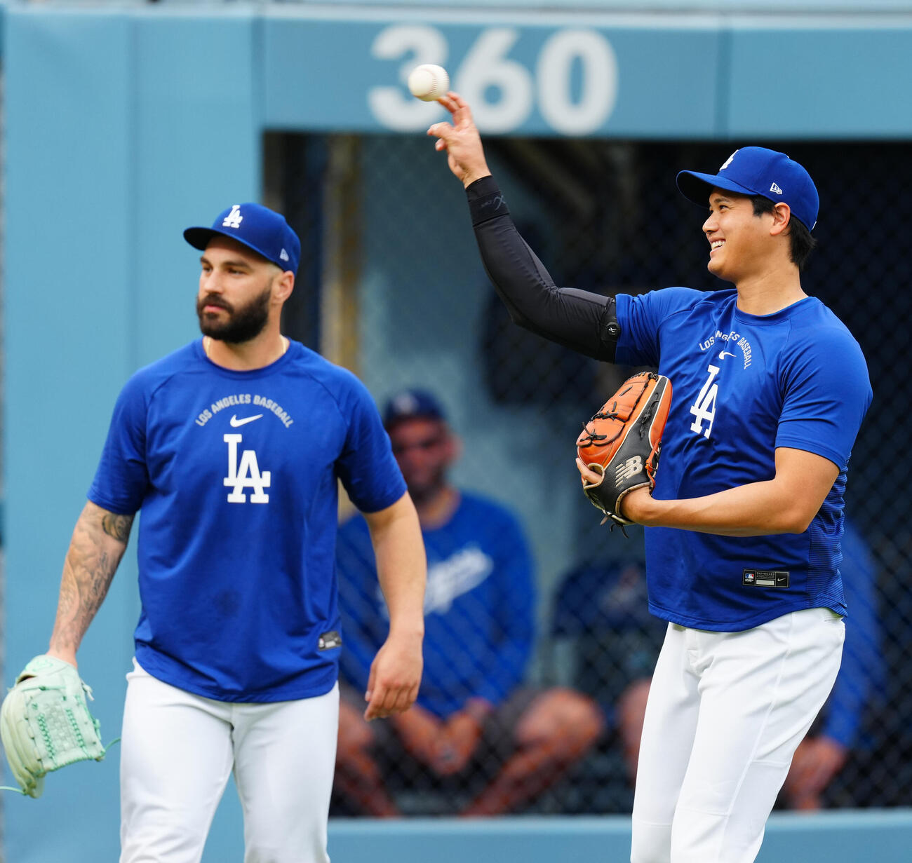 ドジャース対ガーディアンズ　試合前、笑顔を見せながら調整するドジャース大谷（右）（撮影・垰建太）
