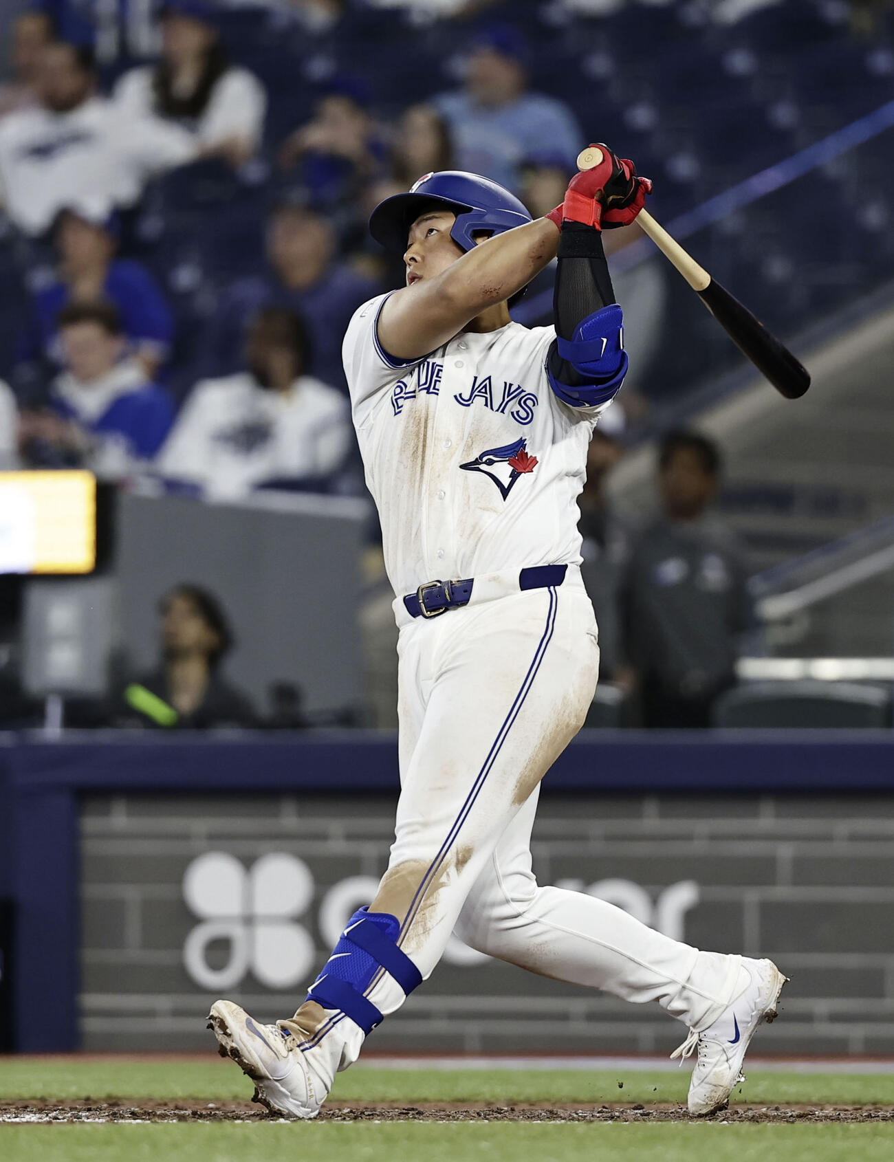 ロッキーズ戦の9回、2試合連続本塁打となる2号ソロを放つブルージェイズ・岡本＝トロント（共同）