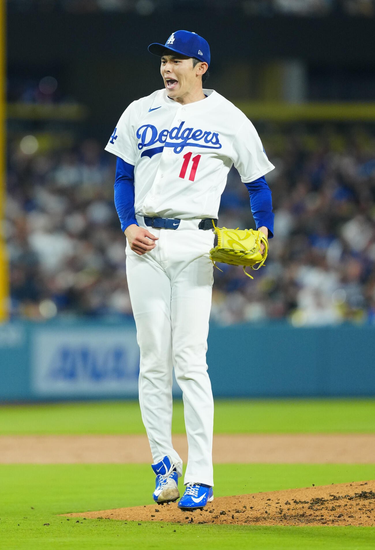 ドジャース対ガーディアンズ　2回表ガーディアンズの攻撃を無失点で抑え雄たけびをあげるドジャース先発の佐々木（撮影・垰建太）