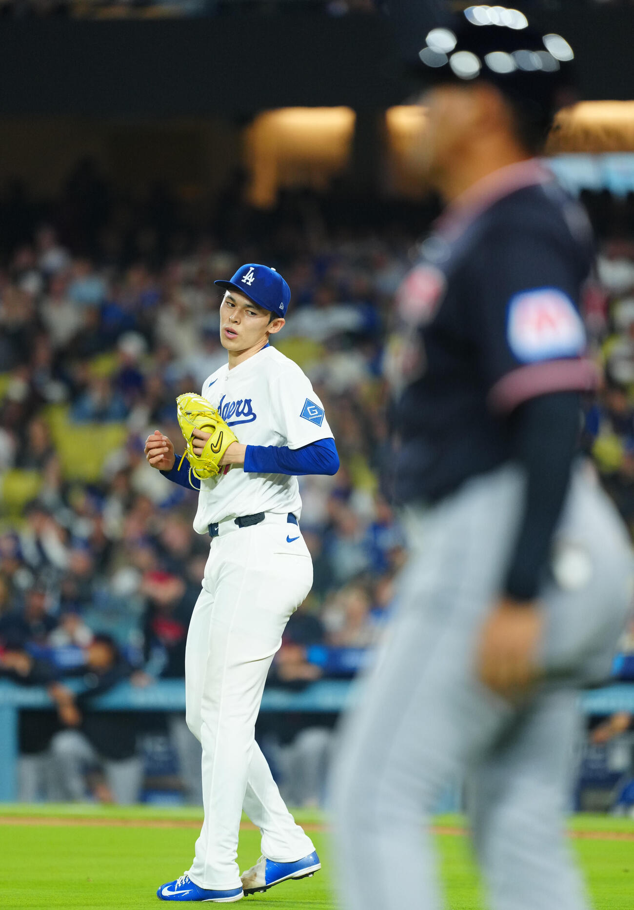 ドジャース対ガーディアンズ　3回表の登板を終えほっとした表情のドジャース先発の佐々木（撮影・垰建太）