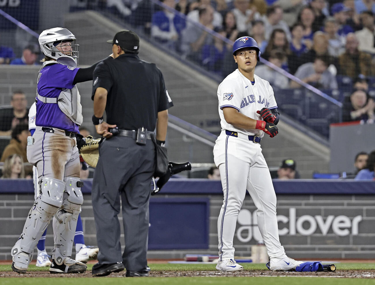 ロッキーズ戦の5回、四球を選んだブルージェイズ・岡本（共同）