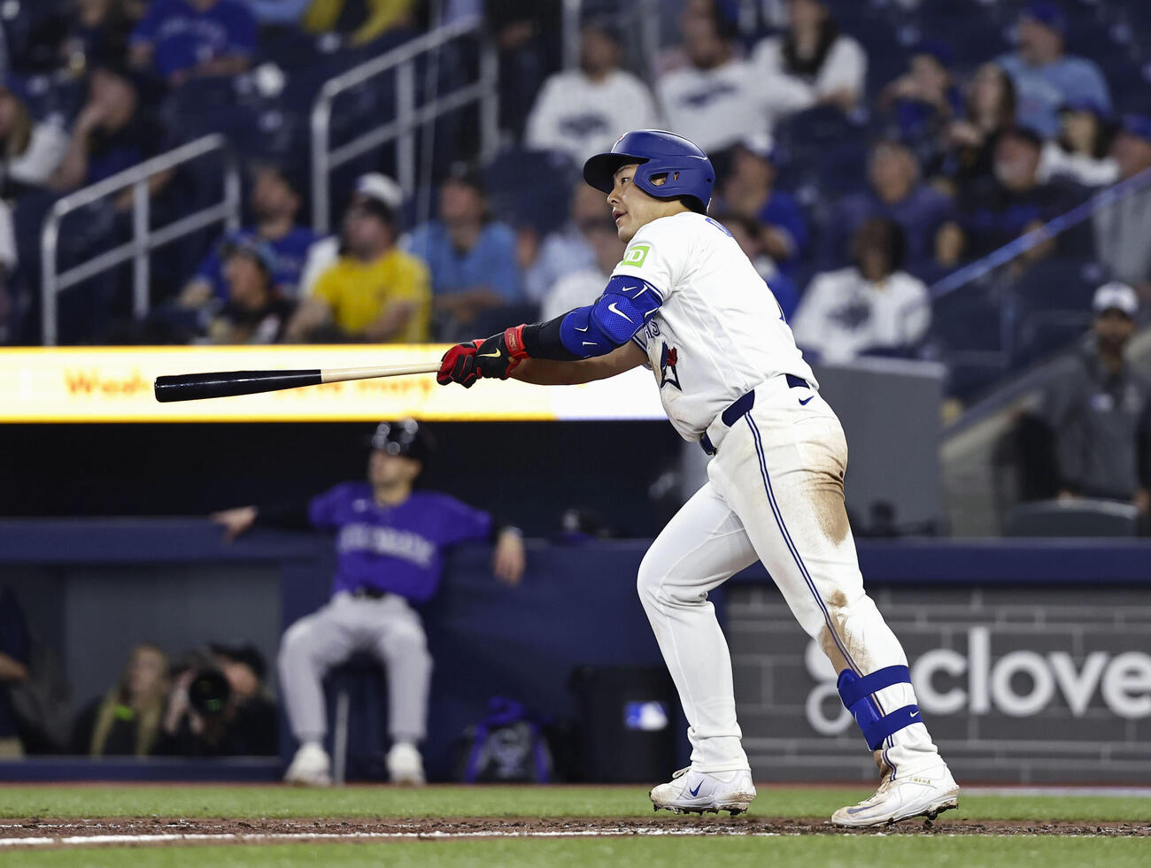 ロッキーズ戦の9回、2試合連続本塁打となる2号ソロを放つブルージェイズ・岡本（共同）