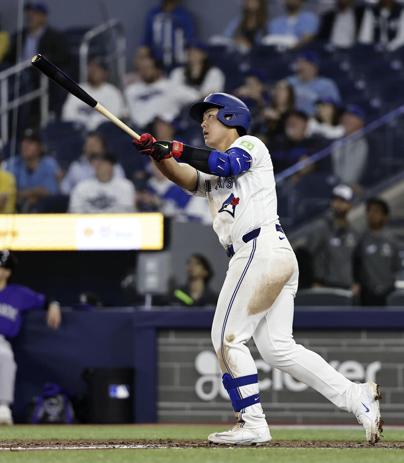 ロッキーズ戦の9回、2試合連続本塁打となる2号ソロを放つブルージェイズ岡本（共同）