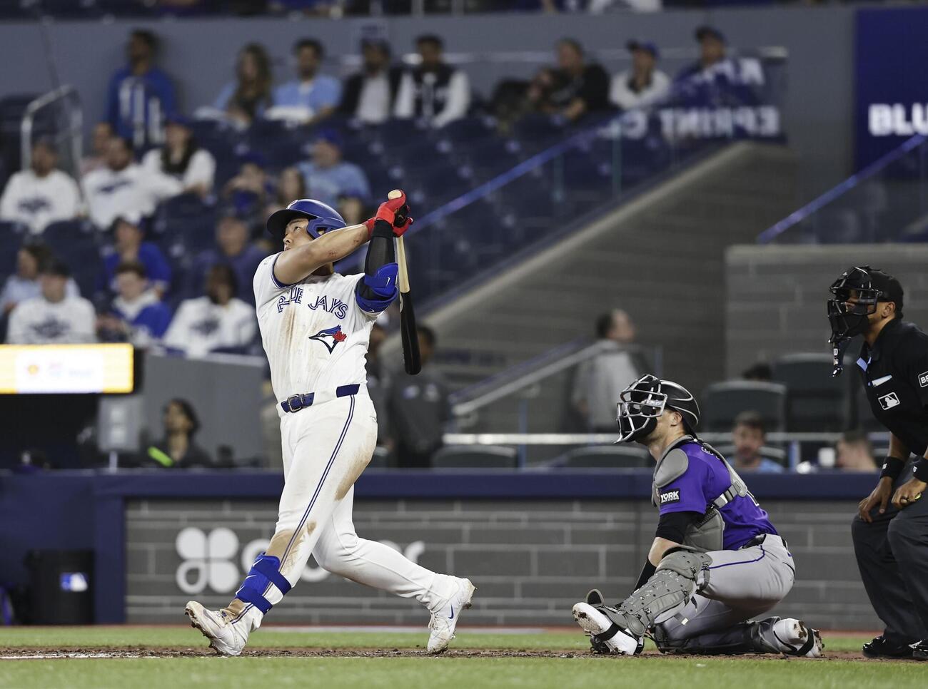 ロッキーズ戦の9回、2試合連続本塁打となる2号ソロを放つブルージェイズ・岡本（共同）