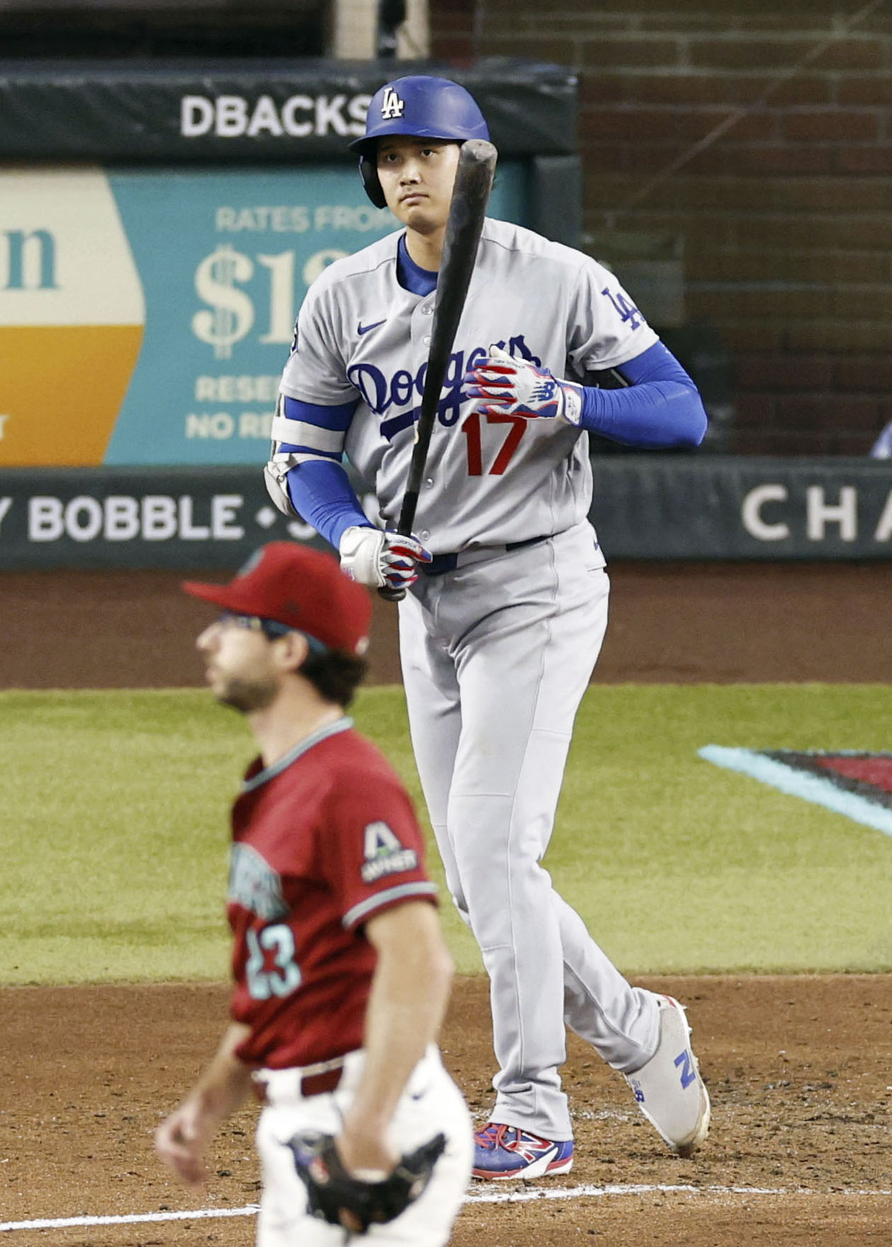 ダイヤモンドバックス戦の4回、四球を選んだドジャース・大谷＝フェニックス（共同）