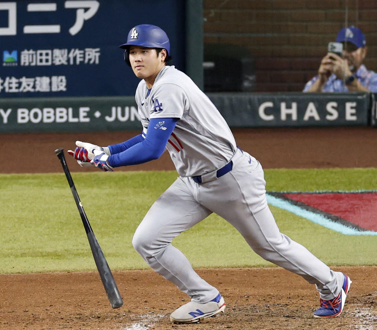 ダイヤモンドバックス戦の6回、右前打を放つドジャース・大谷＝フェニックス（共同）