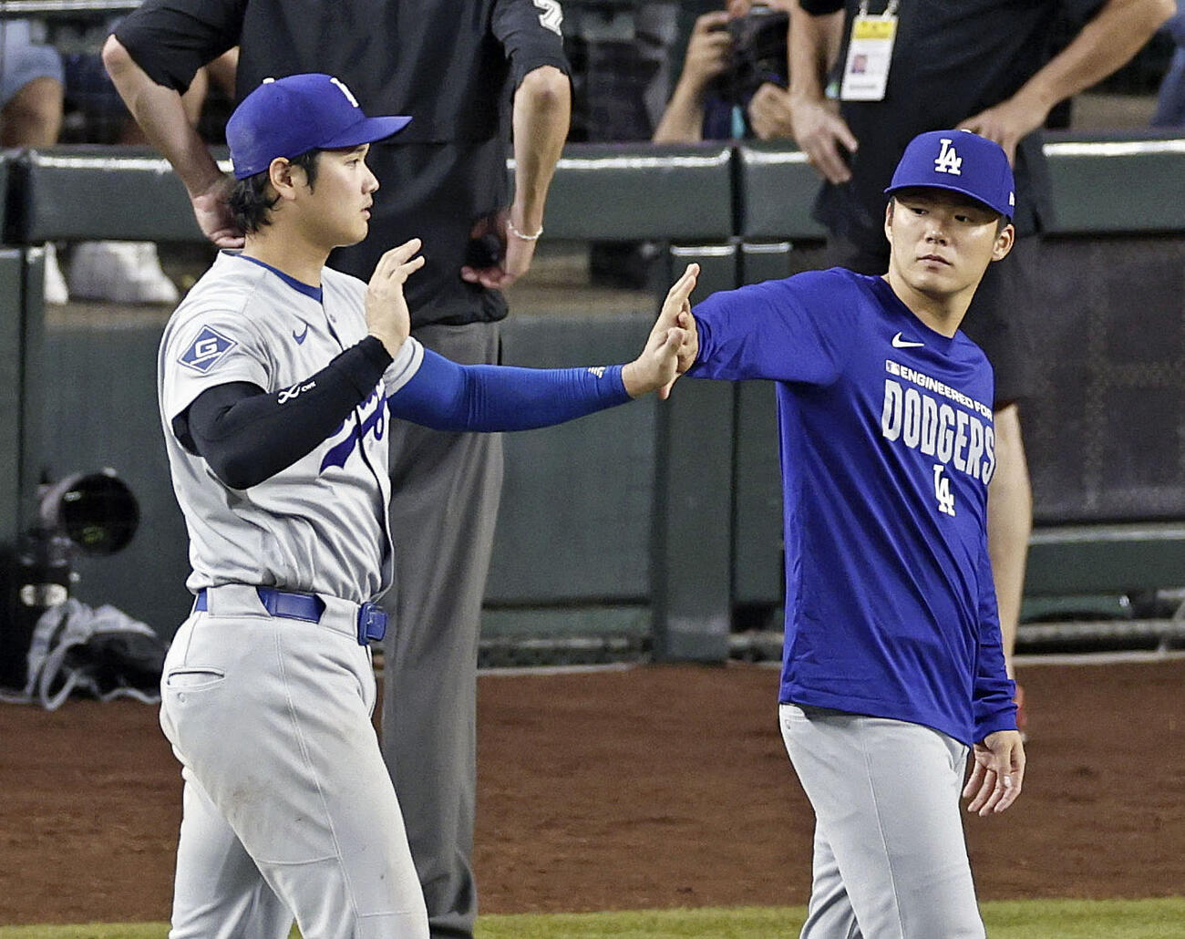 ダイヤモンドバックスに勝利し、タッチを交わすドジャース・大谷（左）と山本＝フェニックス（共同）