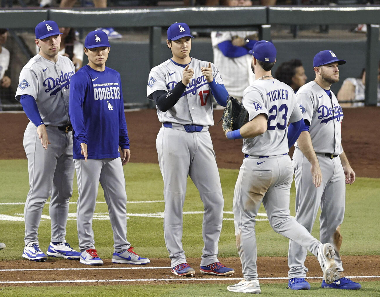 ダイヤモンドバックスに勝利し、チームメートを迎えるドジャース・大谷（中央）。左隣は山本＝フェニックス（共同）