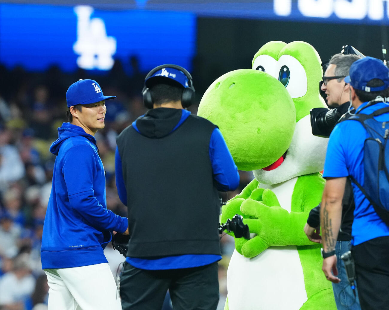ドジャース対ガーディアンズ　試合前、始球式で捕手を務めたドジャース山本（左）はヨッシーとあいさつを交わす（撮影・垰建太）