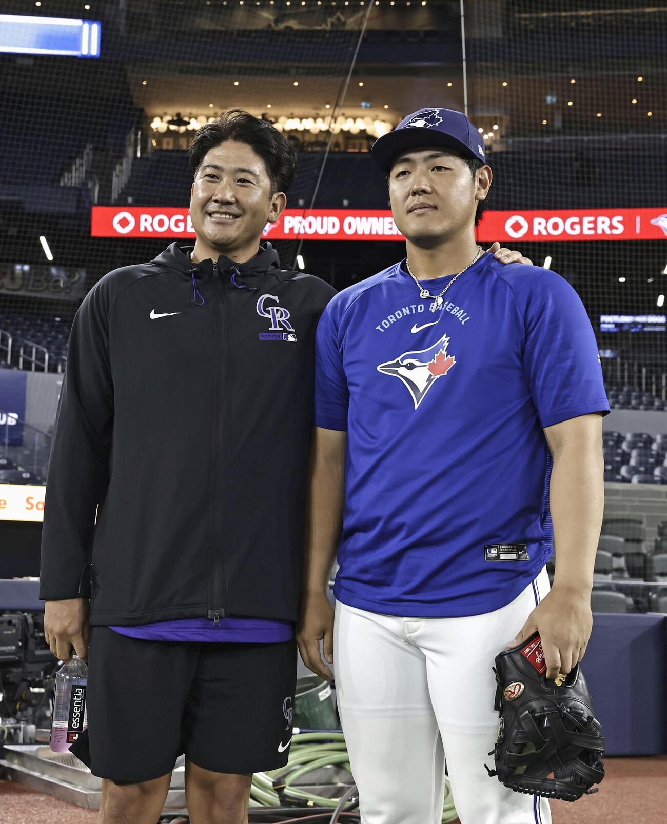 試合前、写真に納まるブルージェイズ・岡本（右）とロッキーズ・菅野＝トロント（共同）