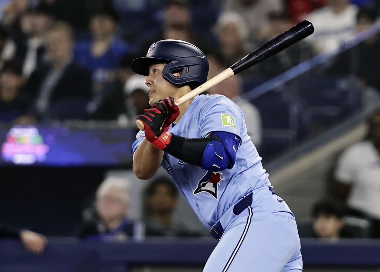 ロッキーズ戦の4回、左飛に倒れるブルージェイズ・岡本＝トロント（共同）