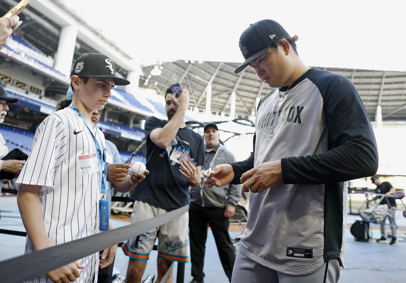 サインの求めに応じるホワイトソックス・村上＝マイアミ（共同）