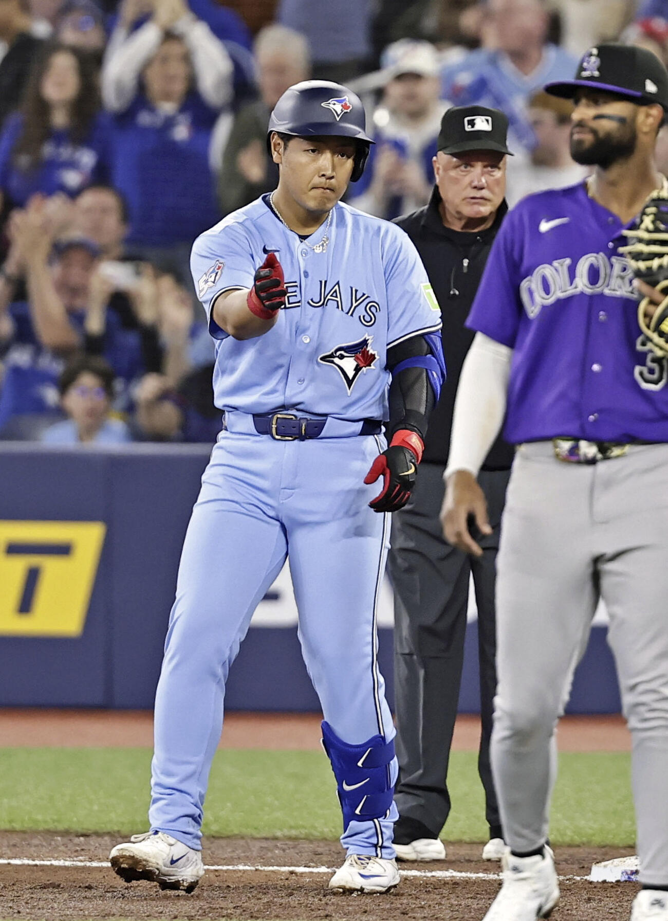 ロッキーズ戦の7回、適時打を放ったブルージェイズ・岡本（共同）