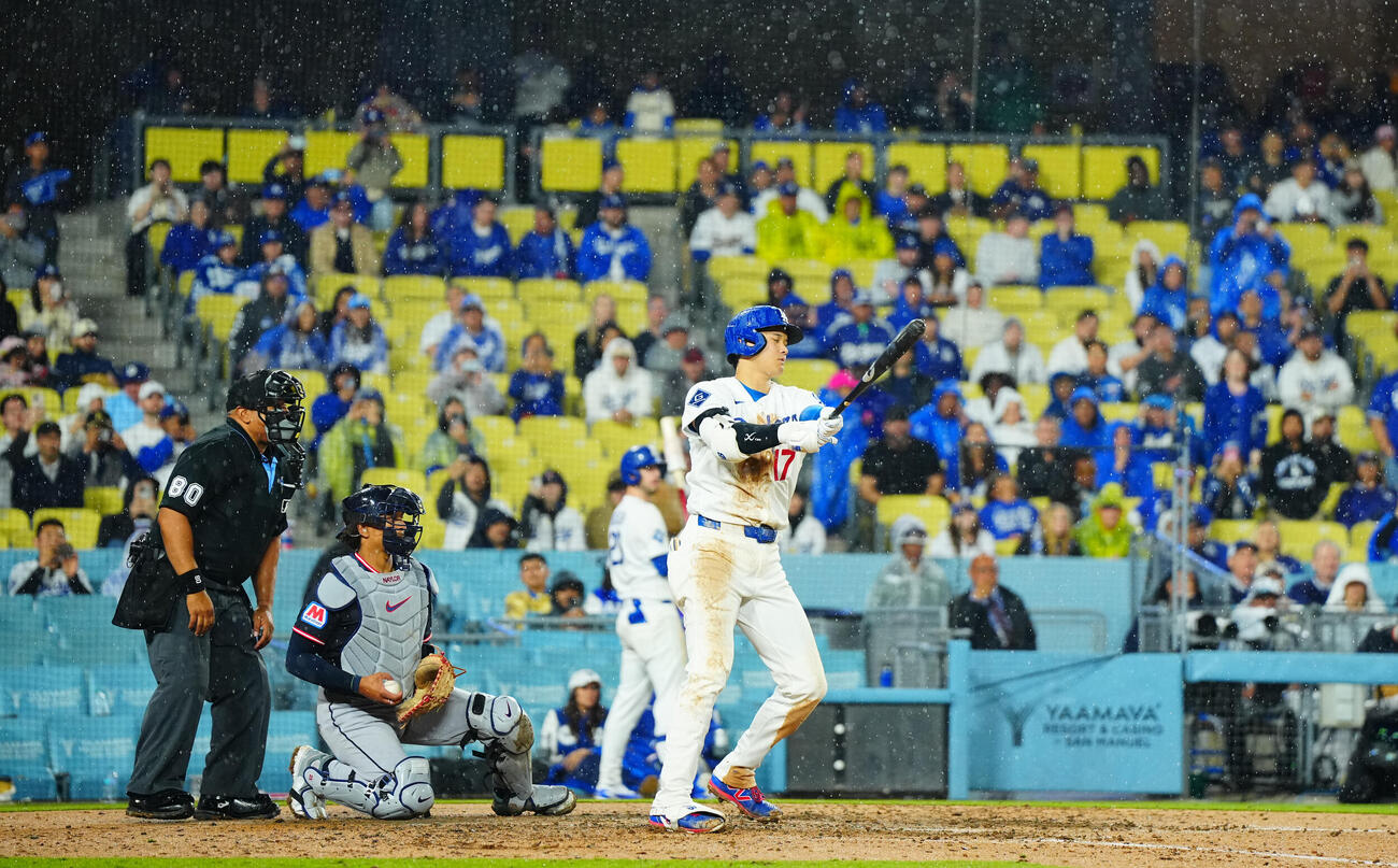 ドジャース対ガーディアンズ　8回裏ドジャース2死一、二塁、空振り三振に倒れる大谷（撮影・垰建太）
