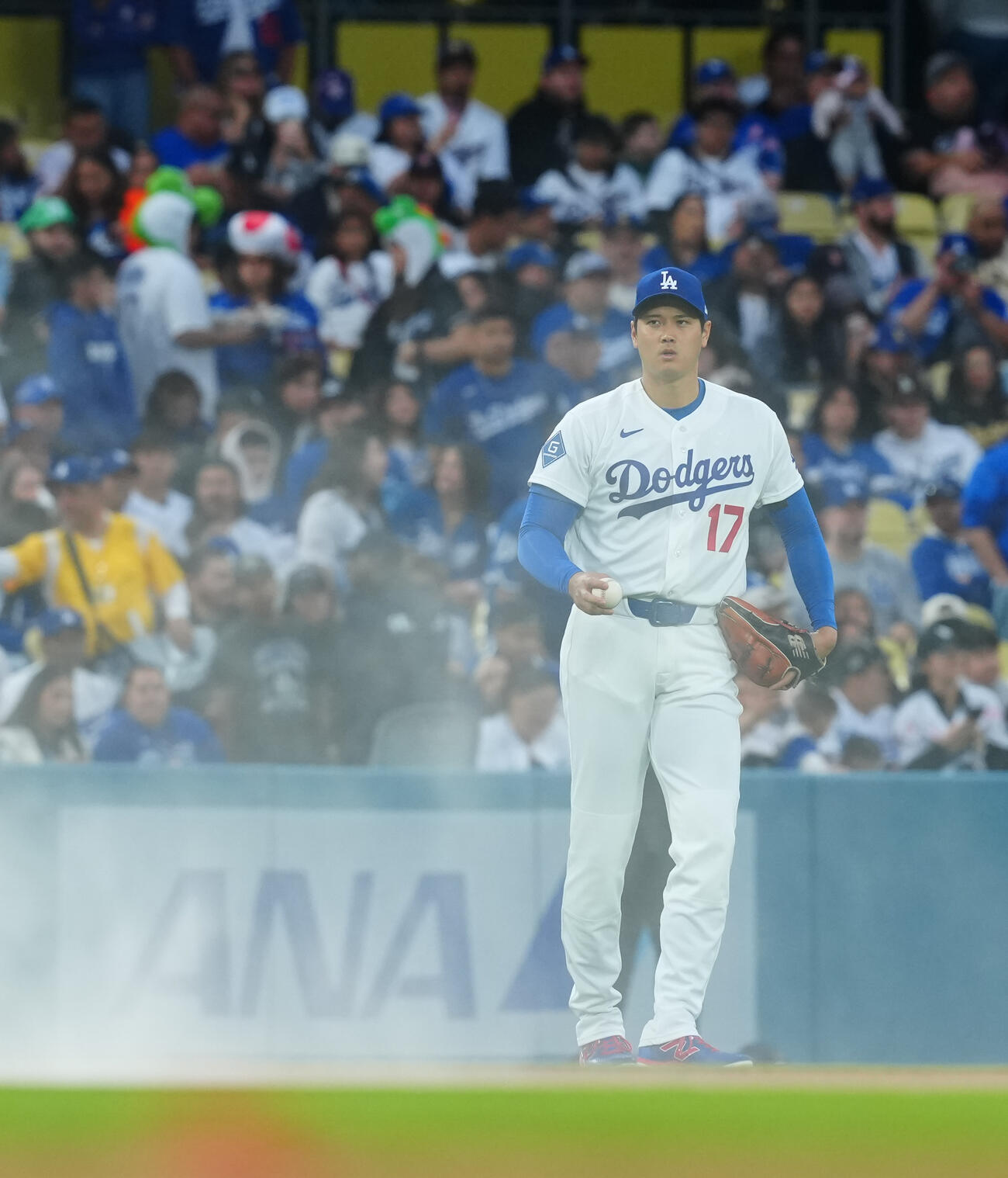 ドジャース対ガーディアンズ　試合前、ファンの歓声を受けウオーミングアップに臨むドジャース大谷（撮影・垰建太）