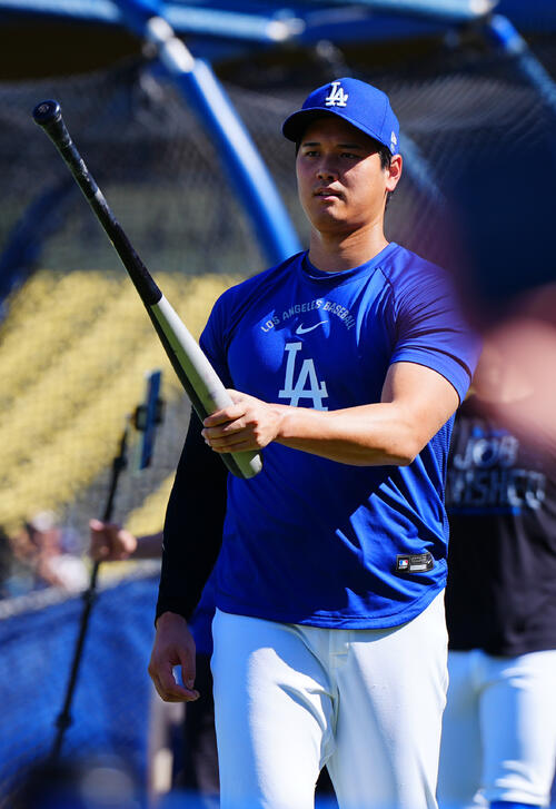 ドジャース対ガーディアンズ　試合前、フリー打撃を行ったドジャース大谷はバットを見つめながら引き揚げる（撮影・垰建太）