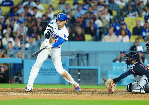 ドジャース対ガーディアンズ　8回裏ドジャース2死二、三塁、空振り三振に倒れる大谷（撮影・垰建太）