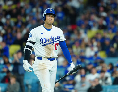 ドジャース対ガーディアンズ　8回裏ドジャース2死二、三塁、空振り三振に倒れ渋い表情でベンチに引き揚げる大谷（撮影・垰建太）