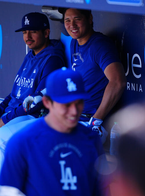 ドジャース対ガーディアンズ　試合前、ドジャース大谷（右）は練習を終えた佐々木（手前）に笑顔で声をかける（撮影・垰建太）