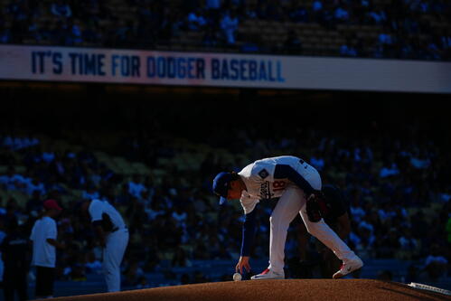 ドジャース対ガーディアンズ　先発のマウンドに上がるドジャース先発山本（撮影・垰建太）