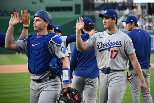 勝利のタッチを交わす大谷（AP）