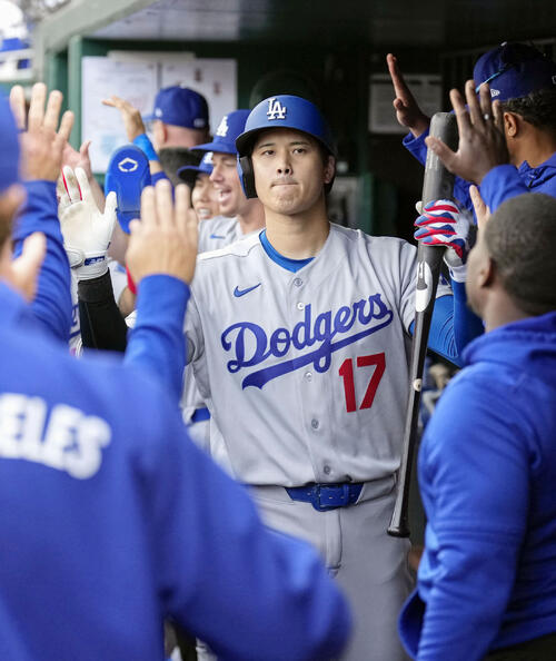 ナショナルズ戦の8回、勝ち越し犠飛を放ち、迎えられるドジャース・大谷=ワシントン(共同)