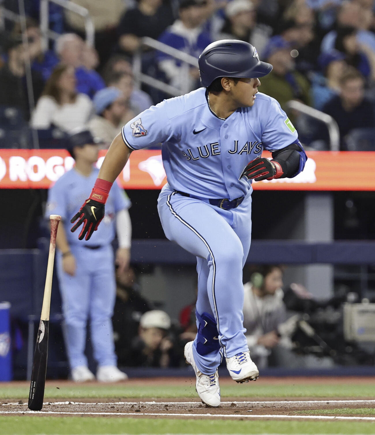 ロッキーズ戦の2回、左前打を放つブルージェイズ岡本（共同）