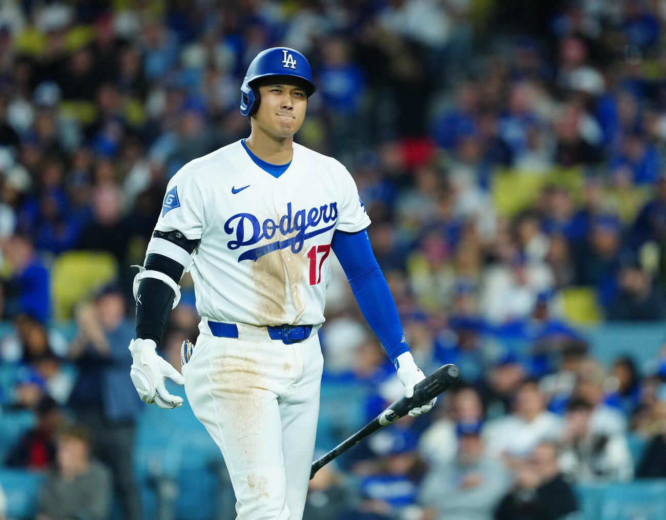 ドジャース対ガーディアンズ　8回裏ドジャース2死二、三塁、空振り三振に倒れ渋い表情でベンチに引き揚げる大谷（撮影・垰建太）