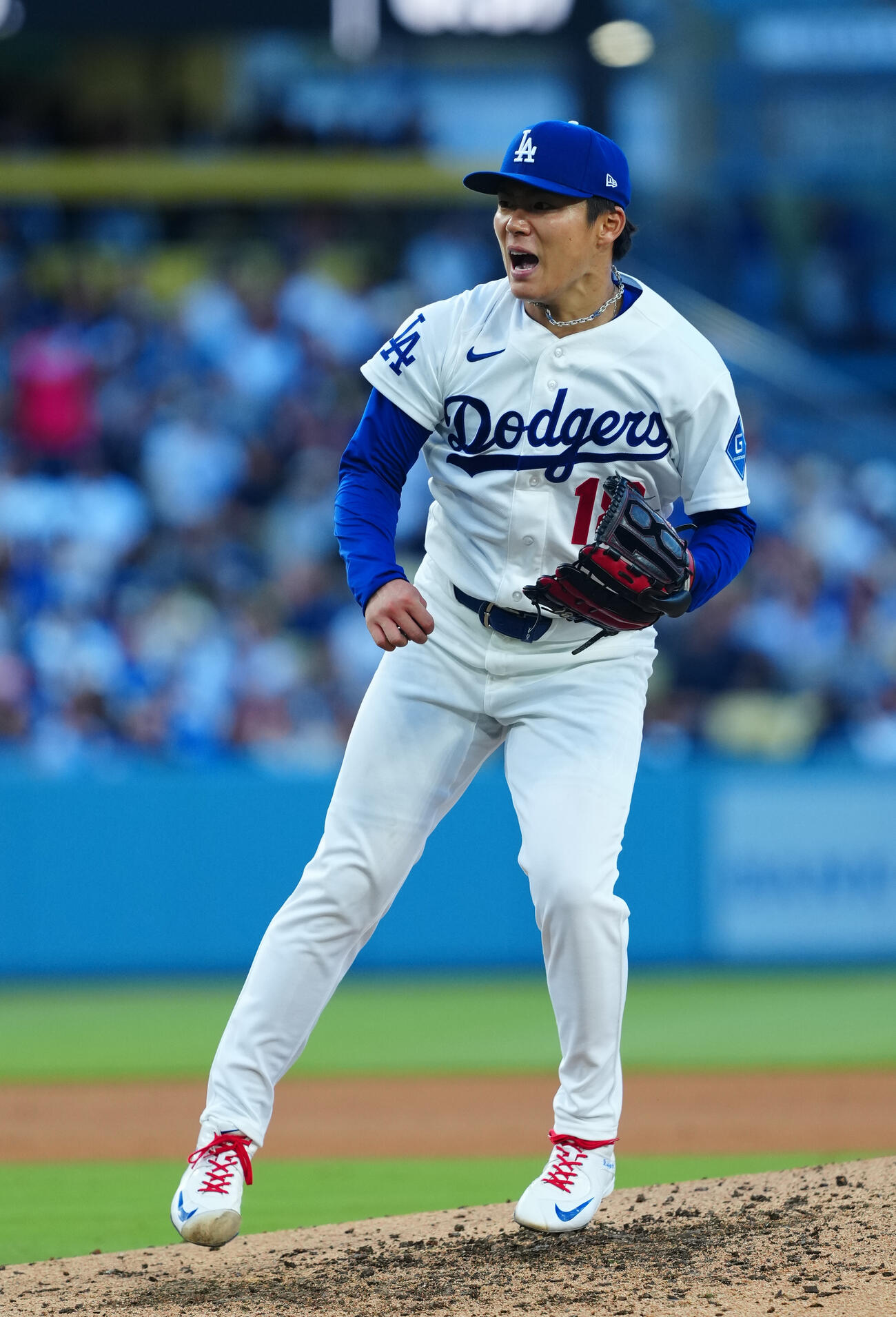 ドジャース対ガーディアンズ　声を上げながら力投するドジャース先発山本（撮影・垰建太）