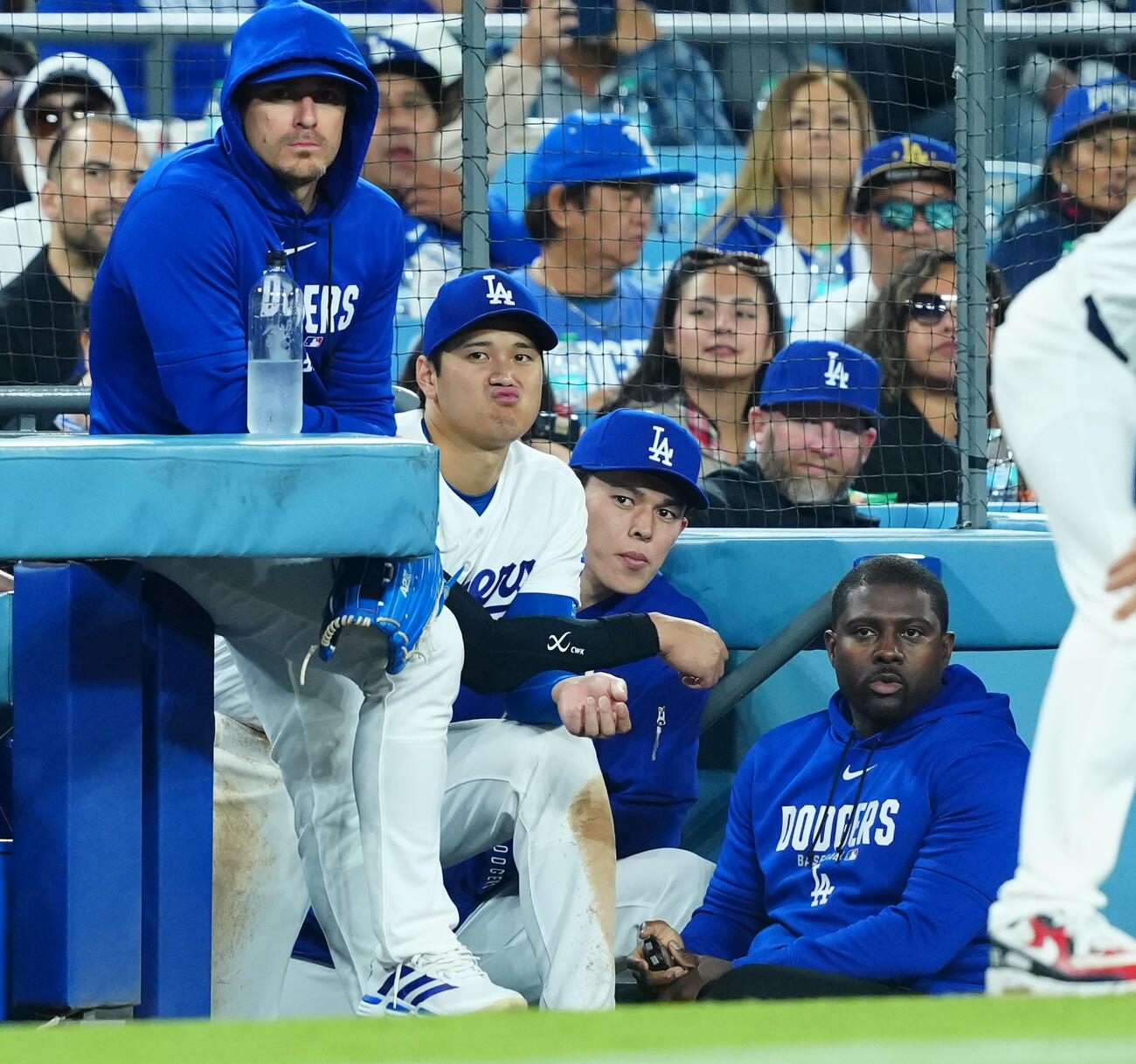ドジャース対ガーディアンズ　9回裏、ベンチから渋い表情で試合を見つめるドジャース大谷（中央左）、佐々木（同右）（撮影・垰建太）